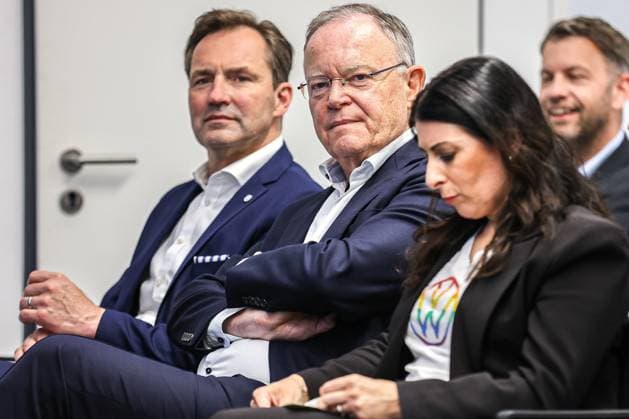 Festakt 50 Jahre Golf Produktion bei Volkswagen in Wolfsburg Festakt 50 Jahre Golf Produktion, Eventraum, (v.l.), Thomas Schäfer, CEO der Marke Volkswagen Pkw, Mitglied des Vorstands der Volkswagen AG und Leiter der Markengruppe Core, Stephan Weil, Nds. Ministerpräsident (SPD), Daniela Cavallo, Vorsitzende Gesamt- und Konzernbetriebsrat Volkswagen AG Wolfsburg VW Werk Wolfsburg Niedersachsen Germany