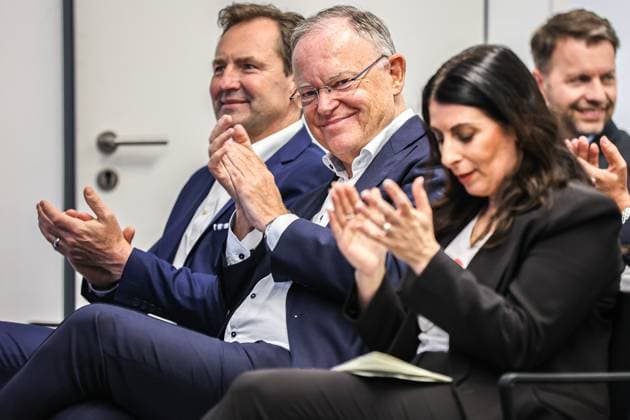 Festakt 50 Jahre Golf Produktion bei Volkswagen in Wolfsburg Festakt 50 Jahre Golf Produktion, Eventraum, (v.l.), Thomas Schäfer, CEO der Marke Volkswagen Pkw, Mitglied des Vorstands der Volkswagen AG und Leiter der Markengruppe Core, Stephan Weil, Nds. Ministerpräsident (SPD), Daniela Cavallo, Vorsitzende Gesamt- und Konzernbetriebsrat Volkswagen AG Wolfsburg VW Werk Wolfsburg Niedersachsen Germany