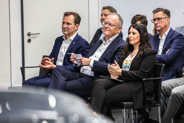 Festakt 50 Jahre Golf Produktion bei Volkswagen in Wolfsburg Festakt 50 Jahre Golf Produktion, Eventraum, (v.l.), Thomas Schäfer, CEO der Marke Volkswagen Pkw, Mitglied des Vorstands der Volkswagen AG und Leiter der Markengruppe Core, Stephan Weil, Nds. Ministerpräsident (SPD), Daniela Cavallo, Vorsitzende Gesamt- und Konzernbetriebsrat Volkswagen AG Wolfsburg VW Werk Wolfsburg Niedersachsen Germany