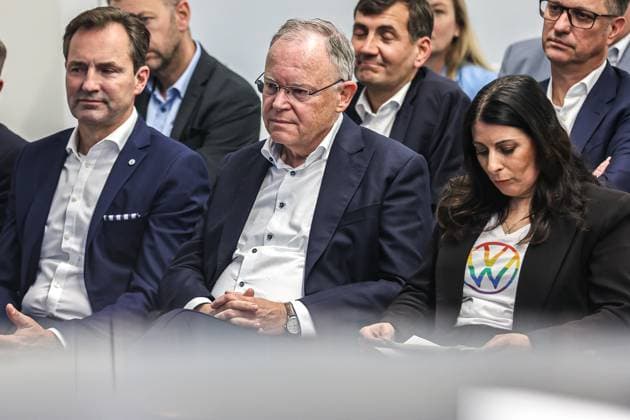 Festakt 50 Jahre Golf Produktion bei Volkswagen in Wolfsburg Festakt 50 Jahre Golf Produktion, Eventraum, (v.r.), Daniela Cavallo, Vorsitzende Gesamt- und Konzernbetriebsrat Volkswagen AG, Stephan Weil, Nds. Ministerpräsident (SPD), Thomas Schäfer, CEO der Marke Volkswagen Pkw, Mitglied des Vorstands der Volkswagen AG und Leiter der Markengruppe Core Wolfsburg VW Werk Wolfsburg Niedersachsen Germany