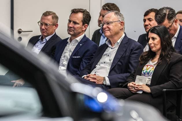 Festakt 50 Jahre Golf Produktion bei Volkswagen in Wolfsburg Festakt 50 Jahre Golf Produktion, Eventraum, (v.r.), Daniela Cavallo, Vorsitzende Gesamt- und Konzernbetriebsrat Volkswagen AG, Stephan Weil, Nds. Ministerpräsident (SPD), Thomas Schäfer, CEO der Marke Volkswagen Pkw, Mitglied des Vorstands der Volkswagen AG und Leiter der Markengruppe Core Wolfsburg VW Werk Wolfsburg Niedersachsen Germany