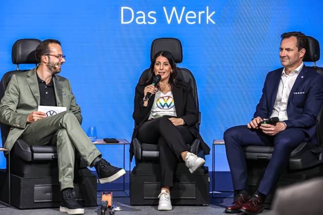 Festakt 50 Jahre Golf Produktion bei Volkswagen in Wolfsburg Festakt 50 Jahre Golf Produktion, Eventraum, Bühne, Talkrunde, (v.l.), Jesko Giessen, Moderator, Daniela Cavallo, Vorsitzende Gesamt- und Konzernbetriebsrat Volkswagen AG, Thomas Schäfer, CEO der Marke Volkswagen Pkw, Mitglied des Vorstands der Volkswagen AG und Leiter der Markengruppe Core Wolfsburg VW Werk Wolfsburg Niedersachsen Germany