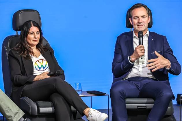 Festakt 50 Jahre Golf Produktion bei Volkswagen in Wolfsburg Festakt 50 Jahre Golf Produktion, Eventraum, Bühne, Talkrunde, (v.l.), Daniela Cavallo, Vorsitzende Gesamt- und Konzernbetriebsrat Volkswagen AG, Thomas Schäfer, CEO der Marke Volkswagen Pkw, Mitglied des Vorstands der Volkswagen AG und Leiter der Markengruppe Core Wolfsburg VW Werk Wolfsburg Niedersachsen Germany
