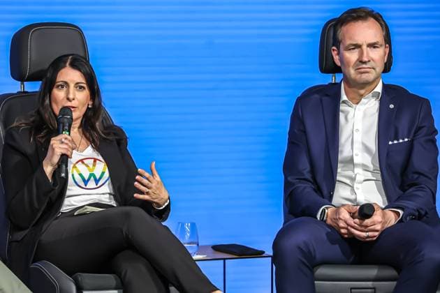 Festakt 50 Jahre Golf Produktion bei Volkswagen in Wolfsburg Festakt 50 Jahre Golf Produktion, Eventraum, Bühne, Talkrunde, (v.l.), Daniela Cavallo, Vorsitzende Gesamt- und Konzernbetriebsrat Volkswagen AG, Thomas Schäfer, CEO der Marke Volkswagen Pkw, Mitglied des Vorstands der Volkswagen AG und Leiter der Markengruppe Core Wolfsburg VW Werk Wolfsburg Niedersachsen Germany