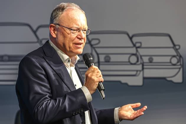 Festakt 50 Jahre Golf Produktion bei Volkswagen in Wolfsburg Festakt 50 Jahre Golf Produktion, Eventraum, Bühne, Stephan Weil, Nds. Ministerpräsident (SPD) Wolfsburg VW Werk Wolfsburg Niedersachsen Germany