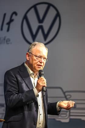 Festakt 50 Jahre Golf Produktion bei Volkswagen in Wolfsburg Festakt 50 Jahre Golf Produktion, Eventraum, Bühne, Stephan Weil, Nds. Ministerpräsident (SPD) Wolfsburg VW Werk Wolfsburg Niedersachsen Germany