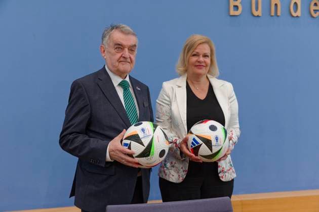 Faeser und Reul zur Sicherheit bei der EM 2024-06-04 Deutschland, Berlin - Bundespressekonferenz: Nancy Faeser (SPD), Bundesministerin des Inneren und für Heimat, und Herbert Reul (CDU), Innenminister des Landes Nordrhein-Westfalen, informieren über die Vorbereitung von Bund und Ländern für die Sicherheit während der Fußball-Europameisterschaft in Deutschland.