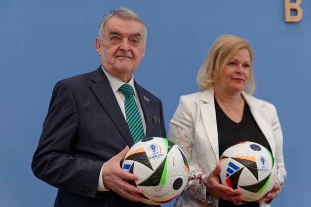 Faeser und Reul zur Sicherheit bei der EM 2024-06-04 Deutschland, Berlin - Bundespressekonferenz: Nancy Faeser (SPD), Bundesministerin des Inneren und für Heimat, und Herbert Reul (CDU), Innenminister des Landes Nordrhein-Westfalen, informieren über die Vorbereitung von Bund und Ländern für die Sicherheit während der Fußball-Europameisterschaft in Deutschland.