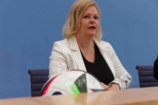 Faeser und Reul zur Sicherheit bei der EM 2024-06-04 Deutschland, Berlin - Bundespressekonferenz: Nancy Faeser (SPD), Bundesministerin des Inneren und für Heimat, und der Innenminister des Landes Nordrhein-Westfalen informieren über die Vorbereitung von Bund und Ländern für die Sicherheit während der Fußball-Europameisterschaft in Deutschland.