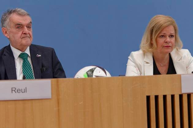 Faeser und Reul zur Sicherheit bei der EM 2024-06-04 Deutschland, Berlin - Bundespressekonferenz: Nancy Faeser (SPD), Bundesministerin des Inneren und für Heimat, und Herbert Reul (CDU), Innenminister des Landes Nordrhein-Westfalen, informieren über die Vorbereitung von Bund und Ländern für die Sicherheit während der Fußball-Europameisterschaft in Deutschland.