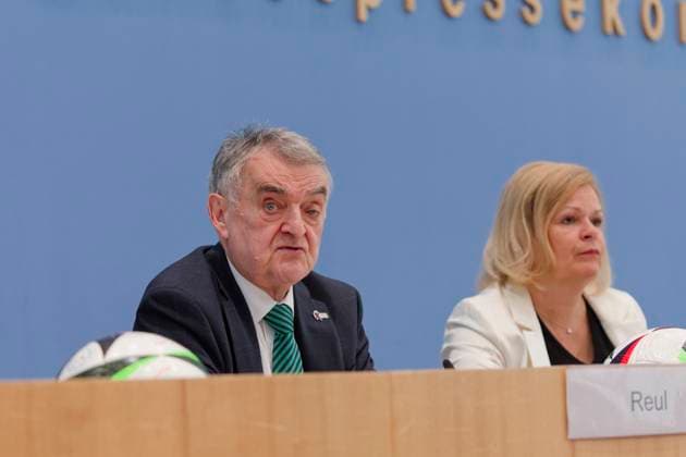 Faeser und Reul zur Sicherheit bei der EM 2024-06-04 Deutschland, Berlin - Bundespressekonferenz: Nancy Faeser (SPD), Bundesministerin des Inneren und für Heimat, und Herbert Reul (CDU), Innenminister des Landes Nordrhein-Westfalen, informieren über die Vorbereitung von Bund und Ländern für die Sicherheit während der Fußball-Europameisterschaft in Deutschland.