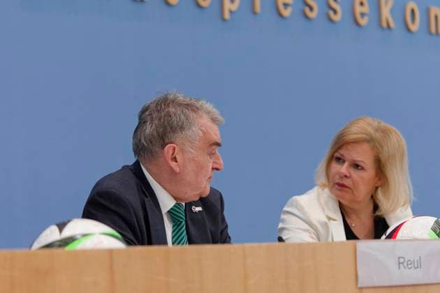 Faeser und Reul zur Sicherheit bei der EM 2024-06-04 Deutschland, Berlin - Bundespressekonferenz: Nancy Faeser (SPD), Bundesministerin des Inneren und für Heimat, und Herbert Reul (CDU), Innenminister des Landes Nordrhein-Westfalen, informieren über die Vorbereitung von Bund und Ländern für die Sicherheit während der Fußball-Europameisterschaft in Deutschland.