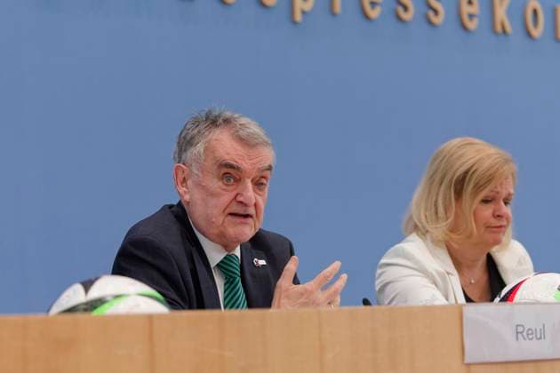 Faeser und Reul zur Sicherheit bei der EM 2024-06-04 Deutschland, Berlin - Bundespressekonferenz: Nancy Faeser (SPD), Bundesministerin des Inneren und für Heimat, und Herbert Reul (CDU), Innenminister des Landes Nordrhein-Westfalen, informieren über die Vorbereitung von Bund und Ländern für die Sicherheit während der Fußball-Europameisterschaft in Deutschland.