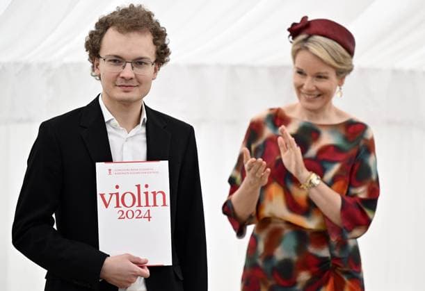 Bilder des Jahres 2024, Entertainment 06 Juni Entertainment Themen der Woche KW23 Entertainment Bilder des Tages Winner Dmytro Udovychenko of Ukraine and Queen Mathilde of Belgium pictured during the award ceremony of the Queen Elisabeth Violin Competition 2024, at the Queen Elisabeth Music Chapel (Chapelle Musicale Reine Elisabeth - Muziekkapel Koningin Elisabeth), in Waterloo on Tuesday 04 June 2024.  ERICxLALMAND 93955035