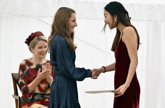 Queen Mathilde of Belgium and Third prize Elli Choi of the USA pictured during the award ceremony of the Queen Elisabeth Violin Competition 2024, at the Queen Elisabeth Music Chapel (Chapelle Musicale Reine Elisabeth - Muziekkapel Koningin Elisabeth), in Waterloo on Tuesday 04 June 2024.  ERICxLALMAND 93955863