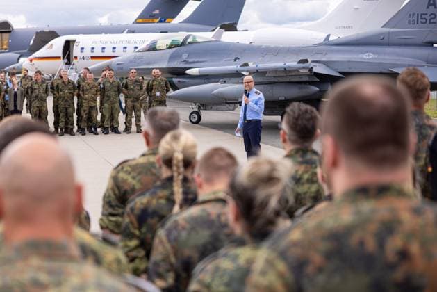 News Themen der Woche KW23 News Bilder des Tages ILA 2024 - Berlin Deutschland, Berlin-Brandenburg (Schönefeld) am 04.06.2024: Generalleutnant Günter Gustav Katz begrüßt die Bundeswehrteilnehmende auf der ILA. *** ILA 2024 Berlin Germany, Berlin Brandenburg Schönefeld on 04 06 2024 Lieutenant General Günter Gustav Katz welcomes the Bundeswehr participants at the ILA