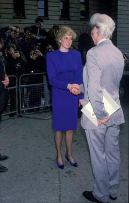 Visits an AIDS Clinic HRH, THE PRINCESS DIANA OF WALES.Visits an AIDS Clinic,.London, England, 9th April 1987..Lady Di royal full length blue long-sleeved dress black toe two-tone two-tone Chanel style pumps shoes meeting shaking hands .Ref: CAP PL. Phil Loftus London Great Britain Copyright: xPhilxLoftus CapitalxPicturesx