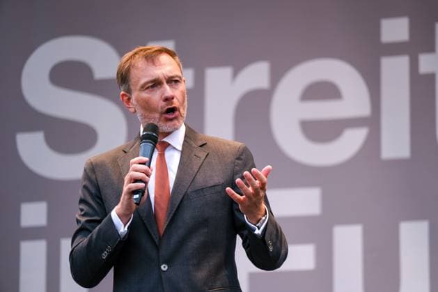 News Themen der Woche KW23 News Bilder des Tages Frankfurt Christian Lindner (Bundesminister der Finanzen) bei einer Wahlkampfveranstaltung der FDP zur Europawahl, Frankfurt, 04.06.2024 Christian Lindner (Bundesminister der Finanzen) bei einer Wahlkampfveranstaltung der FDP zur Europawahl, Frankfurt, 04.06.2024 *** Frankfurt Christian Lindner Federal Minister of Finance at an FDP campaign event for the European elections, Frankfurt, 04 06 2024 Christian Lindner Federal Minister of Finance at an FDP campaign event for the European elections, Frankfurt, 04 06 2024 Copyright: xEibner-Pressefoto FlorianxWieganx EP_FWD