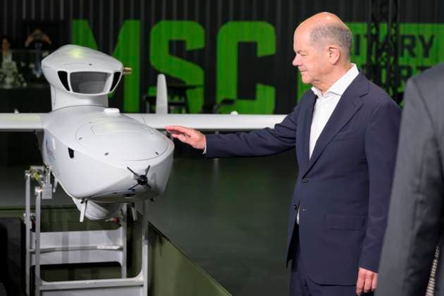 News Themen der Woche KW23 News Bilder des Tages Zu Besuch auf einem Stand der Rheinmetall, Aufklaerungsdrohne, GER, Berlin, Schoenefeld - ILA Berlin 2024, Rundgang mit Bundeskanzler Olaf Scholz am 5. Juni auf der ILA 2024 zur Eroeffnung, Berlin ExpoCenter Airport, Berlin, Schoenefeld, Selchow, 05.06. 2024, *** Visiting a Rheinmetall stand, reconnaissance drone, GER, Berlin, Schoenefeld ILA Berlin 2024, Tour with Federal Chancellor Olaf Scholz on June 5 at the ILA 2024 opening, Berlin ExpoCenter Airport, Berlin, Schoenefeld, Selchow, 05 06 2024, Copyright: HMBxMedia UwexKoch