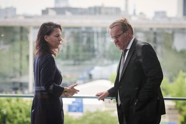 Bilder des Jahres 2024, News 06 Juni News Themen der Woche KW23 News Bilder des Tages Berlin, Kabinettssitzung der Bundesregierung im Bundeskanzleramt Kabinettssitzung der Bundesregierung am 05.06.2024 im Bundeskanzleramt in Berlin. Im Bild: Annalena Baerbock (Bundesministerin des Auswärtigen, Bündnis 90 Die Grünen) und Boris Pistorius (Bundesminister der Verteidigung, SPD) unterhalten sich auf dem Balkon am Rande der Sitzung Berlin Bundeskanzleramt Berlin Deutschland *** Berlin, Cabinet meeting of the Federal Government in the Federal Chancellery Cabinet meeting of the Federal Government on 05 06 2024 in the Federal Chancellery in Berlin In the picture Annalena Baerbock Federal Minister of Foreign Affairs, Alliance 90 The Greens and Boris Pistorius Federal Minister of Defense, SPD talk on the balcony on the sidelines of