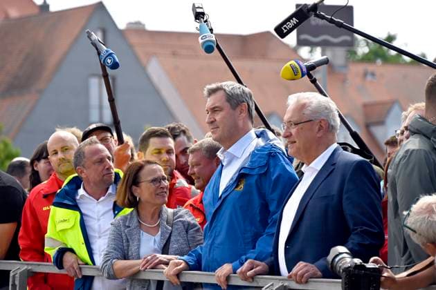 News Themen der Woche KW23 Ministerpräsident Markus Söder (CSU) und Innenminister Joachim Herrmann (CSU) umringt von Reportern machen sich ein Lagebild von der Hochwassersituation in Regensburg, wo das Hochwasser der Donau inzwischen die Altstadt bedroht. In der Weltkulturerbe-Stadt wurde aufgrund der angspannten Hochwasserlage der Katastrophenfall ausgerufen. Die Einsatzkräfte sind im Dauereinsatz und haben Wassersperren errichtet. Regensburg, 04.06.2024 Bayern Deutschland *** Minister President Markus Söder CSU and Interior Minister Joachim Herrmann CSU surrounded by reporters get a picture of the flood situation in Regensburg, where the Danube floods are now threatening the old town A state of emergency has been declared in the World Heritage city due to the te Copyright: xDwixAnoraganingrumx