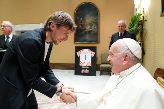 Bilder des Jahres 2024, News 06 Juni News Themen der Woche KW23 News Bilder des Tages ITALY -POPE FRANCIS RECEIVES IN PRIVATE AUDIENCE CROATION NATIONAL TEAM IN THE VATICAN - 2024 6 5 NO LIBRI Italy, Rome, Vatican, 2024 6 5. Pope Francis receives in private audience Croatian national soccer team in the Vatican. Photograph by VATICAN MEDIA Catholic Press Photo VATICAN VATICAN  Copyright: xIPA ABACAx
