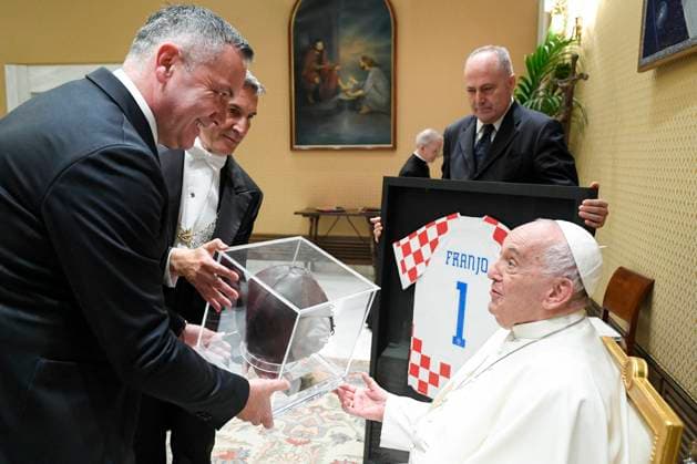 ITALY -POPE FRANCIS RECEIVES IN PRIVATE AUDIENCE CROATION NATIONAL TEAM IN THE VATICAN - 2024 6 5 NO LIBRI Italy, Rome, Vatican, 2024 6 5. Pope Francis receives in private audience Croatian national soccer team in the Vatican. Photograph by VATICAN MEDIA Catholic Press Photo VATICAN VATICAN  Copyright: xIPA ABACAx