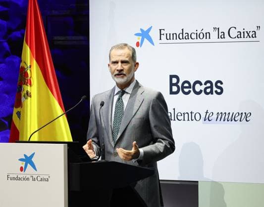 Entertainment Bilder des Tages King Felipe At la Caixa Foundation Award Ceremony - Madrid King Felipe VI speaks during the 42nd edition of the la Caixa Foundation s award ceremony for postgraduate scholarships abroad, at the CaixaForum Madrid, on June 5, 2024, in Madrid, Spain. The King today presided over the presentation of the la Caixa Scholarships to a hundred university students who have been selected for their excellence and have gained admission to some of the best universities in the world. Since 1982, the entity has allocated more than 200 million euros to this scholarship program, one of the most important in Europe. Photo by Europa Press ABACAPRESS.COM Madrid Spain  Copyright: xEuropaxPress ABACAx