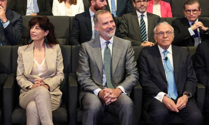 King Felipe At la Caixa Foundation Award Ceremony - Madrid The Minister of Equality, Ana Redondo, and King Felipe VI (c) during the 42nd edition of the la Caixa Foundation s award ceremony for postgraduate scholarships abroad, at the CaixaForum Madrid, on June 5, 2024, in Madrid, Spain. The King today presided over the presentation of the la Caixa Scholarships to a hundred university students who have been selected for their excellence and have gained admission to some of the best universities in the world. Since 1982, the entity has allocated more than 200 million euros to this scholarship program, one of the most important in Europe. Photo by Europa Press ABACAPRESS.COM Madrid Spain  Copyright: xEuropaxPress ABACAx