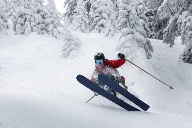 Dynamic skier carving through fresh snow in Kitzbühel Kitzbuhel, Tyrol, Austria CR_MGTP240519-1377165-01 ,model released, Symbolfoto