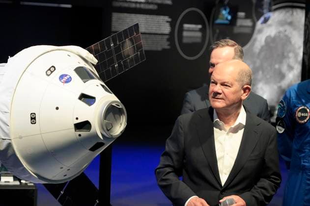 Olaf Scholz am Stand der ESA vor einem Modell der Raumkapsel Orion beim Eröffnungsrundgang der ILA Berlin auf dem ILA-Gelände am Flughafen BER Berlin-Brandenburg. Berlin, 05.06.2024 *** Olaf Scholz at the ESA stand in front of a model of the Orion space capsule during the opening tour of ILA Berlin on the ILA grounds at BER Berlin Brandenburg Airport Berlin, 05 06 2024 Foto:xT.xBartillax xFuturexImagex ila_eroffnungsrundgang_4614