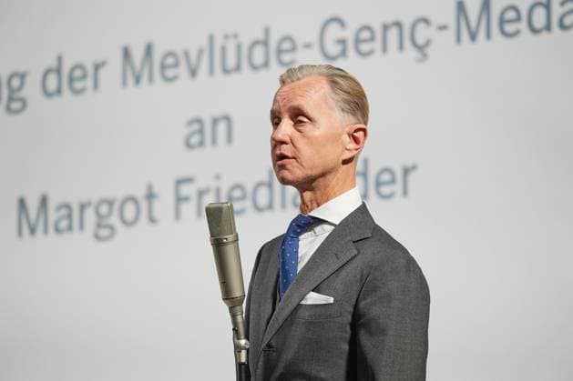 Entertainment Themen der Woche KW23 Der Saenger Max Raabe singt fuer die Preistraegerin Margot Friedlaender (Friedländer) das Lied Es wird wieder gut am 4. Juni 2024 in Berlin. Die Holocaustueberlebende Margot Friedlaender wurde mit der Mevluede-Genc-Medaille des Landes Nordrhein-Westfalen ausgezeichnet. EDITORIAL USE ONLY *** Singer Max Raabe sings the song Es wird wieder gut for award winner Margot Friedlaender Friedländer on June 4, 2024 in Berlin Holocaust survivor Margot Friedlaender was awarded the Mevluede Genc Medal of the State of North Rhine-Westphalia EDITORIAL USE ONLY Copyright: epd-bild ChristianxDitsch D24D0604GencMedallieFriedlaender133949