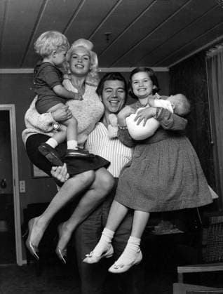 Circa 1959 - Los Angeles, California, USA - JAYNE MANSFIELD with husband MICKEY HARGITAY and children JAYNE MARIE and ZOLTAN. Los Angeles USA - ZUMAg49_ 19690916_ent_g49_224 Copyright: xIPOL GlobexPhotosx