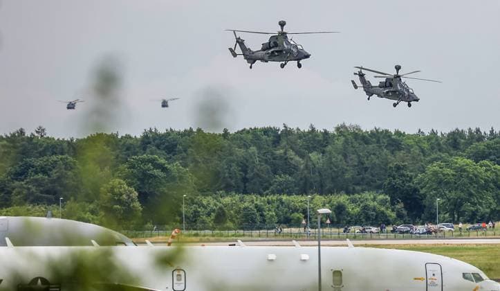 Bundeswehr Hubschrauber Berlin, 05.06.2024: Luftfahrtschau ILA. Joint Szenario - CH-53, NH-90, Tiger und H145M Bundeswehr Hubschrauber im Flug. Schönefeld Brandenburg Deutschland BER *** Bundeswehr helicopter Berlin, 05 06 2024 ILA air show Joint scenario CH 53, NH 90, Tiger and H145M Bundeswehr helicopter in flight Schönefeld Brandenburg Germany BER