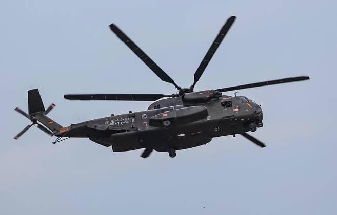 Bundeswehr Hubschrauber Berlin, 05.06.2024: Luftfahrtschau ILA. Joint Szenario - CH-53, NH-90, Tiger und H145M Bundeswehr Hubschrauber im Flug. Schönefeld Brandenburg Deutschland BER *** Bundeswehr helicopter Berlin, 05 06 2024 ILA air show Joint scenario CH 53, NH 90, Tiger and H145M Bundeswehr helicopter in flight Schönefeld Brandenburg Germany BER