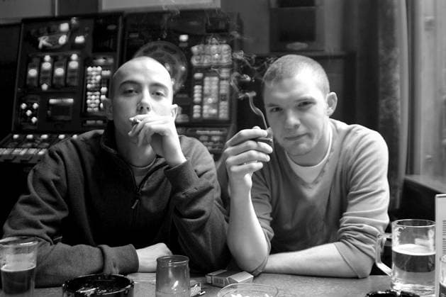 Two teenagers sitting in a coffee shop smoking a spliff and having a beer, Amste Two teenagers sitting in a coffee shop smoking a spliff and having a beer, Amsterdam, Netherlands, 2000 s,  Copyright: xOliverxGrovex xAvalonx 0531940474
