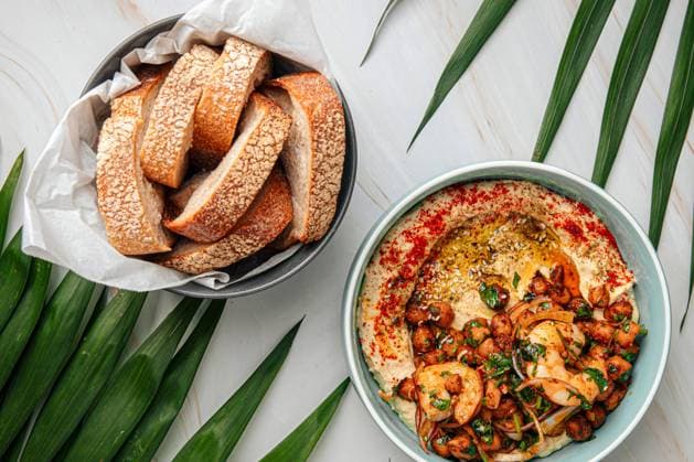 IMAGO Creative, Food, Hummus Hummus bowl with fried chickpeas and shrimp Portion of hummus bowl with fried chickpeas and shrimp Copyright: xZoonar.com MaximxSparishx 20109403