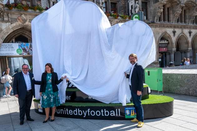 Büuergermeisterin Verena Dietl, Sportreferent Florian Kraus und Wirtschaftsreferent Clemens Baumgäaertner enthuellen auf dem Marienplatz dasMuenchner Kindl, das Teil des Spectaculars der UEFA EURO 2024 in Muenchen sein wird. Die überlebensgroße Figur soll alle Fans und Besucher*innen zum Verweilen und Zusammenkommen einladen