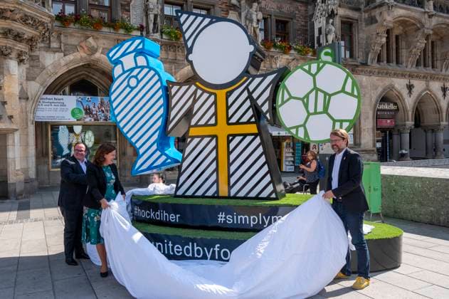 Büuergermeisterin Verena Dietl, Sportreferent Florian Kraus und Wirtschaftsreferent Clemens Baumgäaertner enthuellen auf dem Marienplatz dasMuenchner Kindl, das Teil des Spectaculars der UEFA EURO 2024 in Muenchen sein wird. Die überlebensgroße Figur soll alle Fans und Besucher*innen zum Verweilen und Zusammenkommen einladen