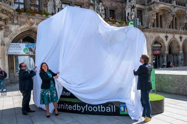 Büuergermeisterin Verena Dietl, Sportreferent Florian Kraus und Wirtschaftsreferent Clemens Baumgäaertner enthuellen auf dem Marienplatz dasMuenchner Kindl, das Teil des Spectaculars der UEFA EURO 2024 in Muenchen sein wird. Die überlebensgroße Figur soll alle Fans und Besucher*innen zum Verweilen und Zusammenkommen einladen