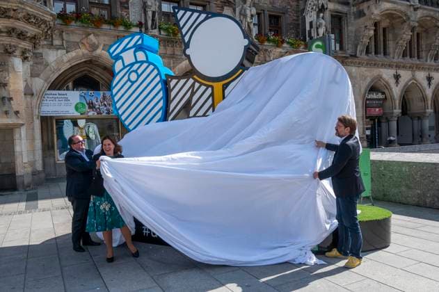 Büuergermeisterin Verena Dietl, Sportreferent Florian Kraus und Wirtschaftsreferent Clemens Baumgäaertner enthuellen auf dem Marienplatz dasMuenchner Kindl, das Teil des Spectaculars der UEFA EURO 2024 in Muenchen sein wird. Die überlebensgroße Figur soll alle Fans und Besucher*innen zum Verweilen und Zusammenkommen einladen