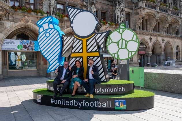 Büuergermeisterin Verena Dietl, Sportreferent Florian Kraus und Wirtschaftsreferent Clemens Baumgäaertner enthuellten auf dem Marienplatz dasMuenchner Kindl, das Teil des Spectaculars der UEFA EURO 2024 in Muenchen sein wird. Die überlebensgroße Figur soll alle Fans und Besucher*innen zum Verweilen und Zusammenkommen einladen