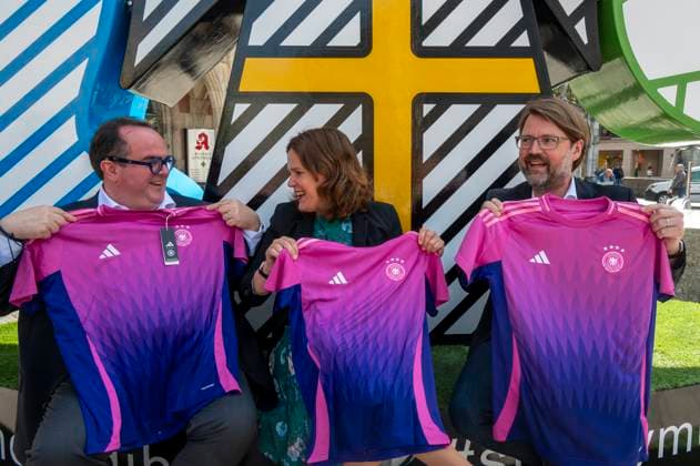 Büuergermeisterin Verena Dietl, Sportreferent Florian Kraus und Wirtschaftsreferent Clemens Baumgäaertner enthuellten auf dem Marienplatz dasMuenchner Kindl, das Teil des Spectaculars der UEFA EURO 2024 in Muenchen sein wird. Die überlebensgroße Figur soll alle Fans und Besucher*innen zum Verweilen und Zusammenkommen einladen