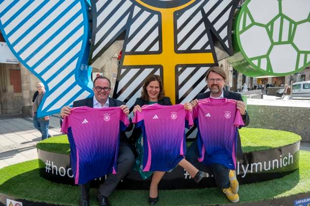 Büuergermeisterin Verena Dietl, Sportreferent Florian Kraus und Wirtschaftsreferent Clemens Baumgäaertner enthuellten auf dem Marienplatz dasMuenchner Kindl, das Teil des Spectaculars der UEFA EURO 2024 in Muenchen sein wird. Die überlebensgroße Figur soll alle Fans und Besucher*innen zum Verweilen und Zusammenkommen einladen