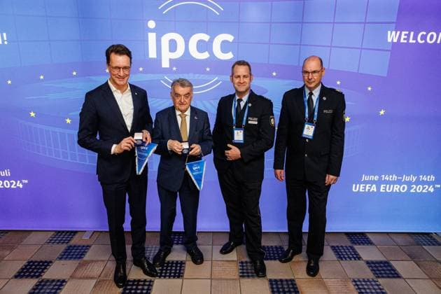 Bilder des Jahres 2024, News 06 Juni News Themen der Woche KW23 News Bilder des Tages 06.06.2024. Neuss. Ministerpräsident Hendrik Wüst und Innenminister Herbert Reul werden acht Tage vor Beginn der Fußball-Europameisterschaft 2024 zusammen das International Police Cooperation Center (IPCC) in Neuss besuchen. Das IPCC ist das Informationszentrum der Polizei während des Turniers. Von hier aus werden alle lagerelevanten polizeilichen Informationen zu den Spielen gesammelt, bewertet und gesteuert, um einen bestmöglichen bundesweiten polizeilichen Informationsaustausch zwischen den nationalen und internationalen Einsatzkräften zu gewährleisten. Hier von links: NRW-Ministerpräsident Hendrik Wüst, NRW_Innenminister Herbert Reul, IPCC2024-Leiter Oliver Strudthoff, Dirk Hulverscheidt, Einsatzreferent der Polizei NRW und Leiter der