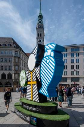 Auf dem Marienplatz dasMuenchner Kindl, das Teil des Spectaculars der UEFA EURO 2024 in Muenchen sein wird. Die überlebensgroße Figur soll alle Fans und Besucher*innen zum Verweilen und Zusammenkommen einlade