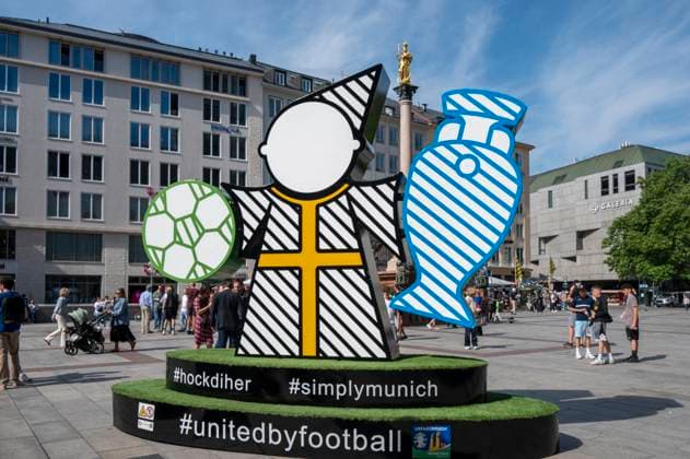 Auf dem Marienplatz dasMuenchner Kindl, das Teil des Spectaculars der UEFA EURO 2024 in Muenchen sein wird. Die überlebensgroße Figur soll alle Fans und Besucher*innen zum Verweilen und Zusammenkommen einladen