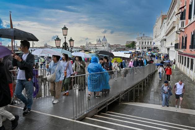 Tourismus Ferien Reisen Italien Venedig 26.05.2024, Italien, Venetien, Venedig Auf dem Weg zur Seufzerbrücke Palazzo Duale Regenschirme S. Zaccaria Anleger Copyright Eberhard Thonfeld Venedig Venetien Italien *** Tourism Vacation Travel Italy Venice 26 05 2024, Italy, Veneto, Venice On the way to the Bridge of Sighs Palazzo Duale Umbrellas S Zaccaria Jetty Copyright Eberhard Thonfeld Venice Veneto Italy