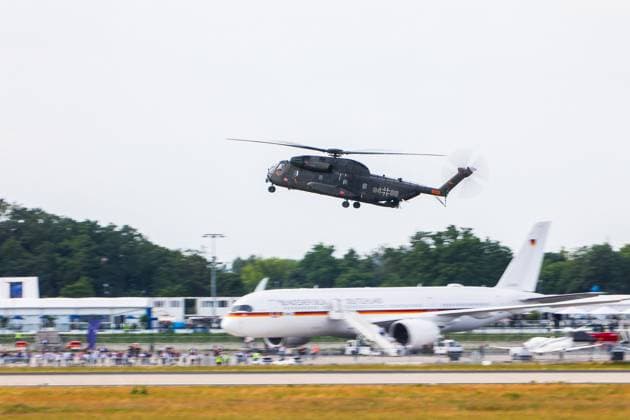 Internationale Luft- und Raumfahrtausstellung 2024 06.06.2024 Schönefeld Im Foto: Bundeswehr Sikorsky CH-53 Die Internationale Luft- und Raumfahrtausstellung (ILA) findet vom 5. bis 9. Juni 2024 unter dem Motto Pioneering Aerospace in Schönefeld am Flughafen BER statt. Schönefeld Brandenburg *** International Aerospace Exhibition 2024 06 06 2024 Schönefeld In the photo Bundeswehr Sikorsky CH 53 The International Aerospace Exhibition ILA will take place from June 5 to 9, 2024 under the motto Pioneering Aerospace in Schönefeld at BER Airport Schönefeld Brandenburg Copyright: xTimxMeyerx@ossifotografiex 240606_ila-schonefeld-4_7