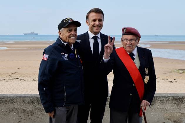 News Themen der Woche KW23 News Bilder des Tages D-Day - International Ceremony - Omaha Beach France s President Emmanuel Macron (C) poses with US WWII veteran Andy Negra (L), and French veteran Achille Muller, last survivor of the Free French Forces, during the International commemorative ceremony at Omaha Beach marking the 80th anniversary of the World War II D-Day Allied landings in Normandy, in Saint-Laurent-sur-Mer, in northwestern France, on June 6, 2024. The D-Day ceremonies on June 6 this year mark the 80th anniversary since the launch of Operation Overlord , a vast military operation by Allied forces in Normandy, which turned the tide of World War II, eventually leading to the liberation of occupied France and the end of the war against Nazi Germany. Photo by Ludovic Marin Poo  Copyright: xMarinxLudovic Pool ABACAx
